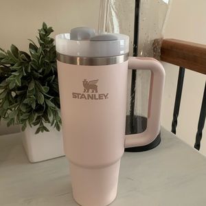 Stanley 30 oz tumbler with handle.